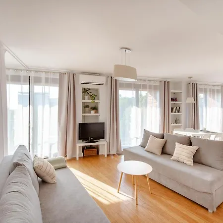شقة Spacious Close To Main Station / Galeria Krakowska *